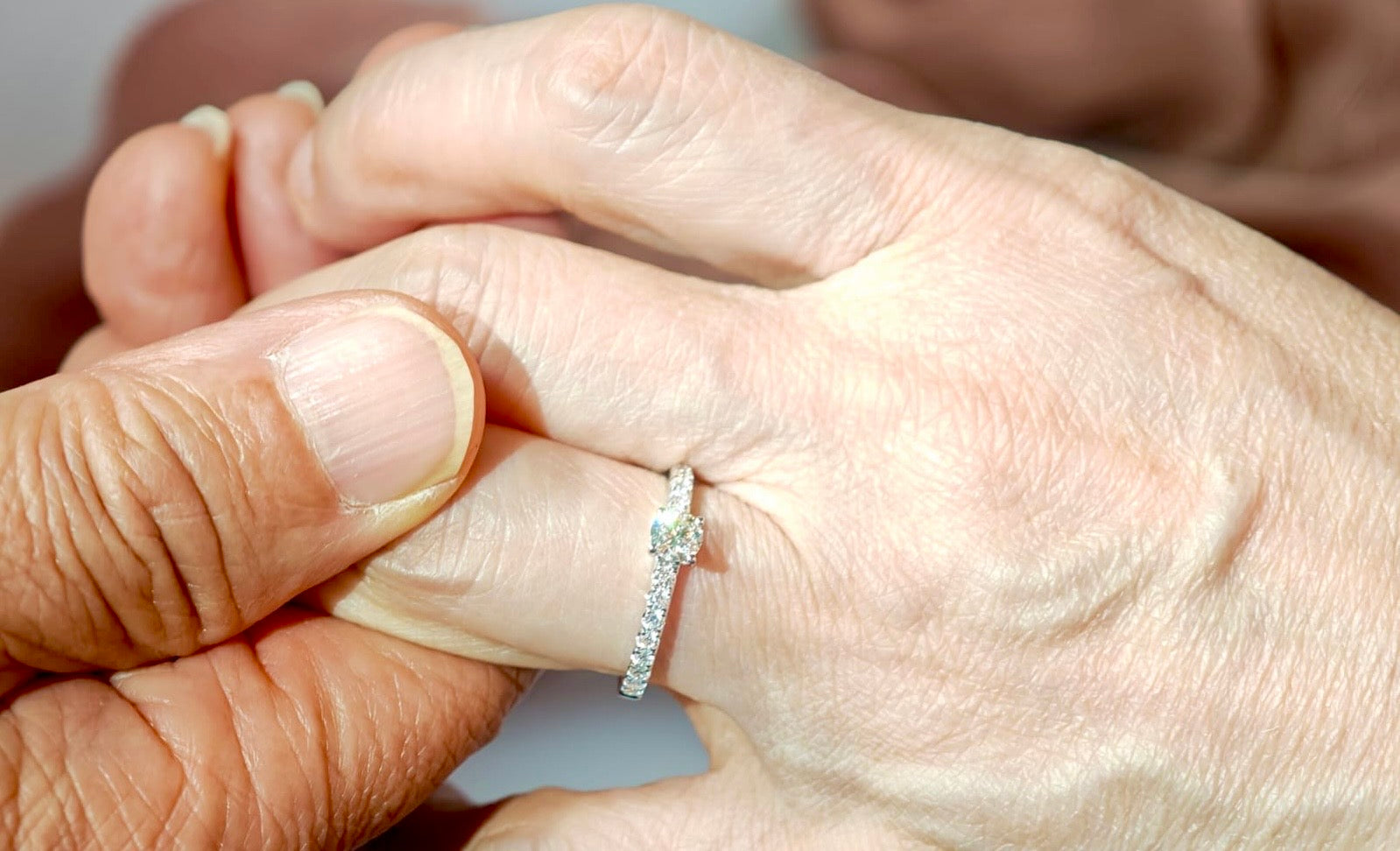 18K 金：【永恆臻純】