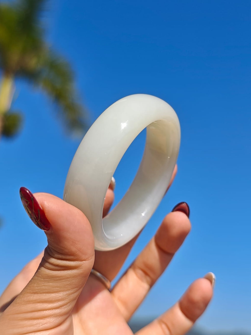 Certificate-certified Hetian white jade bangle with sugar-like inclusions | 56 mm in diameter, 18.4 mm thick.