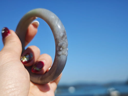 Adamigold | 和田玉煙紫玉帶翡翠手鐲｜圈口約 58.3MM｜玉厚度 13.8MM｜Hetian Smoky Purple Jade with Jadeite Bangle | 58.3MM Inner | 13.8MM Thickness